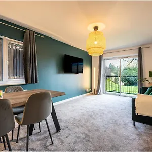 Apartment Newly Refurbished - Stylish Central Apt W/parking, Southampton